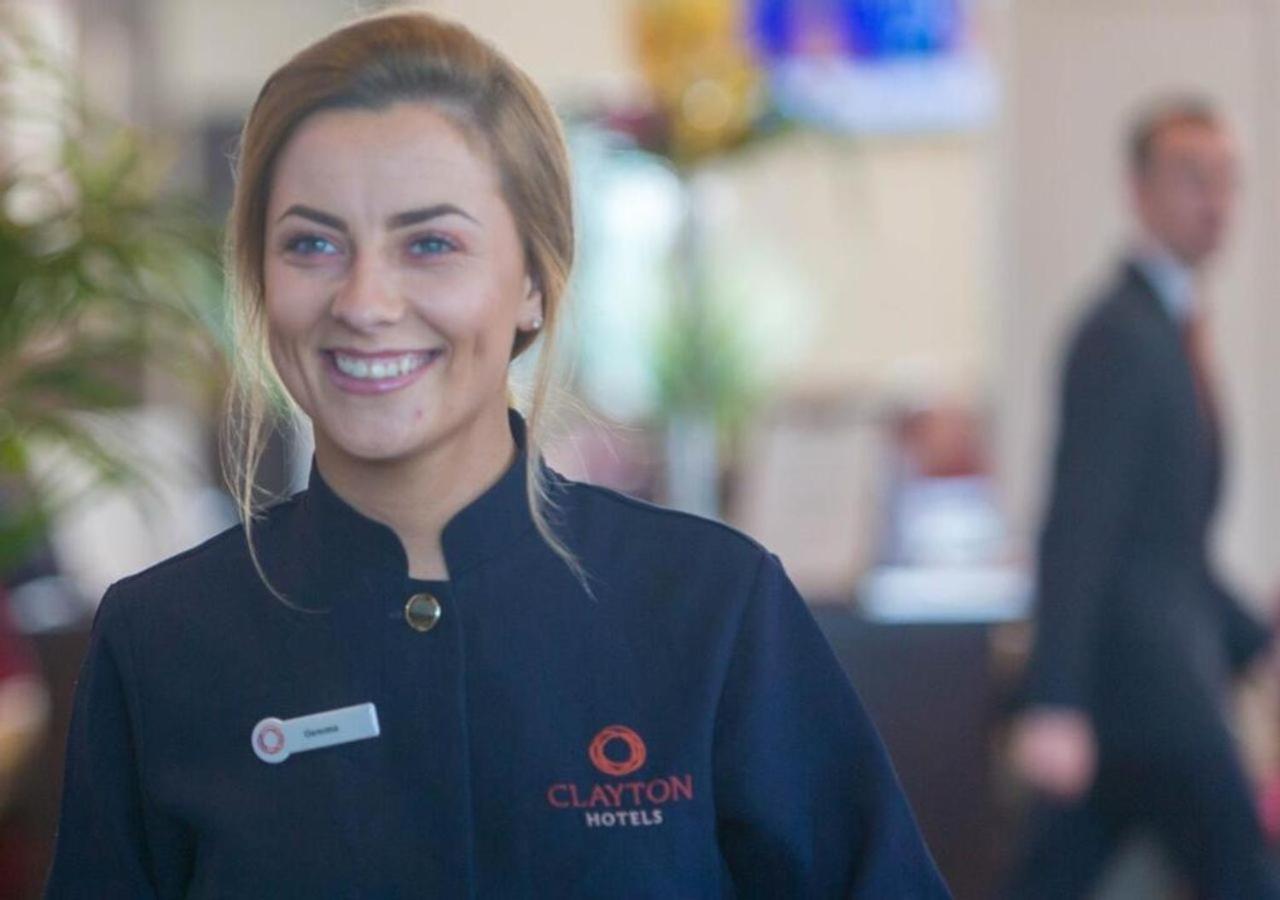 Clayton Hotel Manchester City Centre المظهر الخارجي الصورة Receptionist at Clayton Hotels