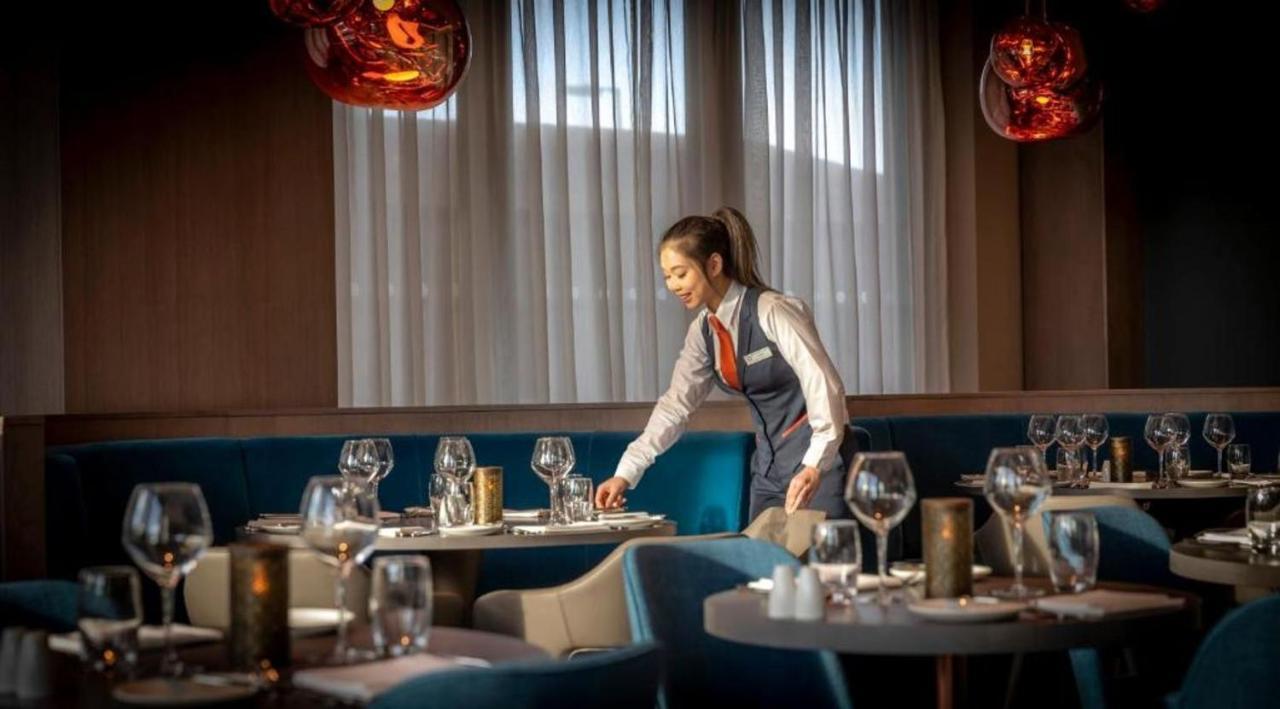 Clayton Hotel Manchester City Centre المظهر الخارجي الصورة A waitress at a luxury hotel in Hong Kong