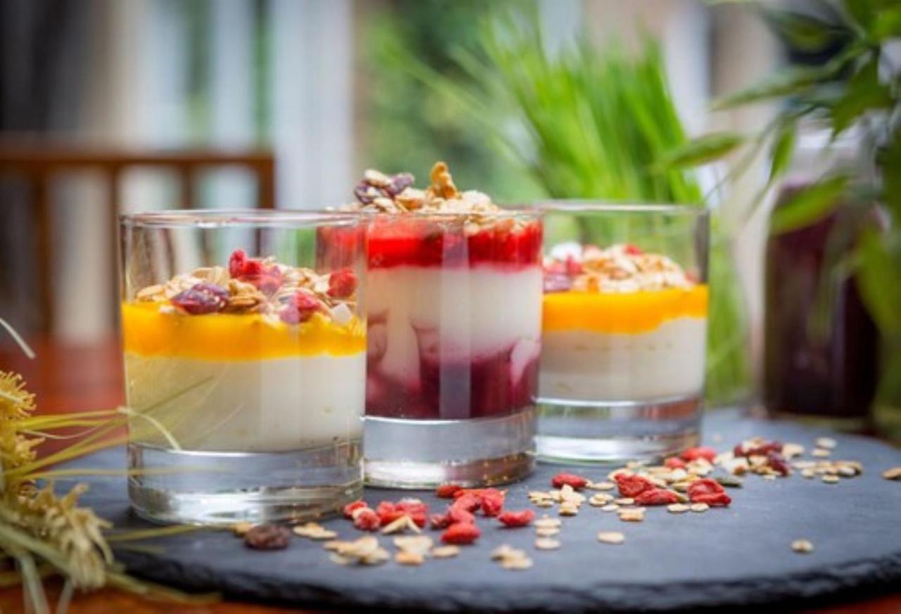 Clayton Hotel Manchester City Centre المظهر الخارجي الصورة Yogurt with granola and dried fruits