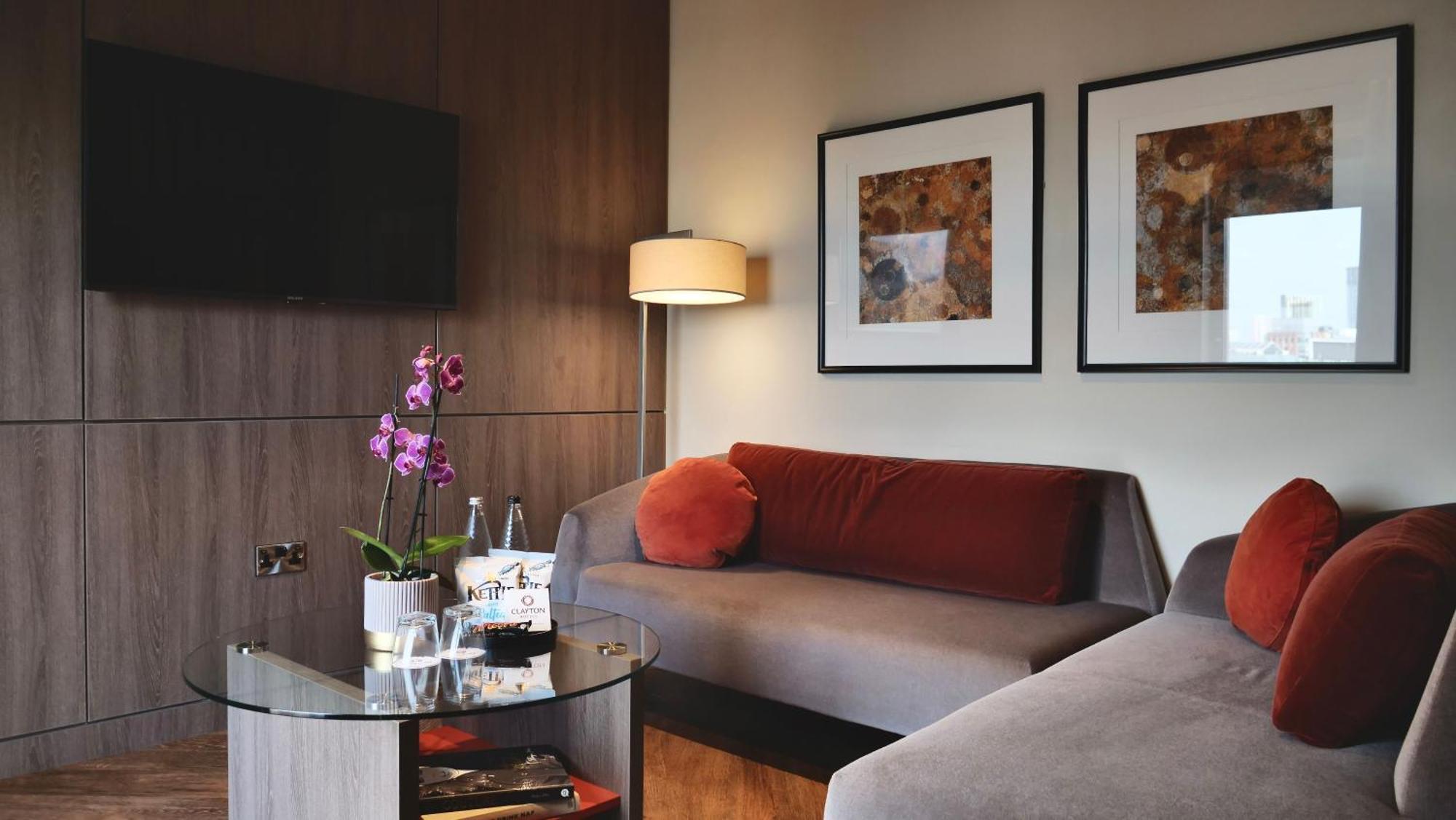 Clayton Hotel Manchester City Centre المظهر الخارجي الصورة The interior of a suite at the hotel